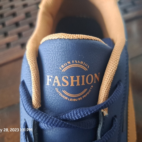 Men's 13 Size Walking Shoe - Picture 2 of 3